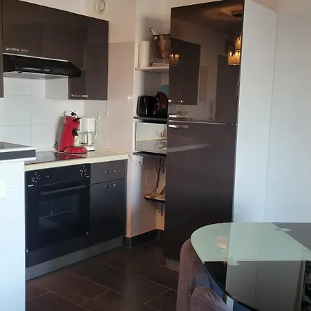 Grand Avec Ascenseur, Parking Et Terrasse Appartement *